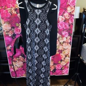 XS womens sleeveless maxi dress back and white